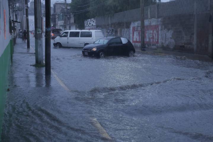 Tromba vuelve a pegar a Iztapalapa; reportan severas inundaciones y afectaciones en paradero de Santa Martha