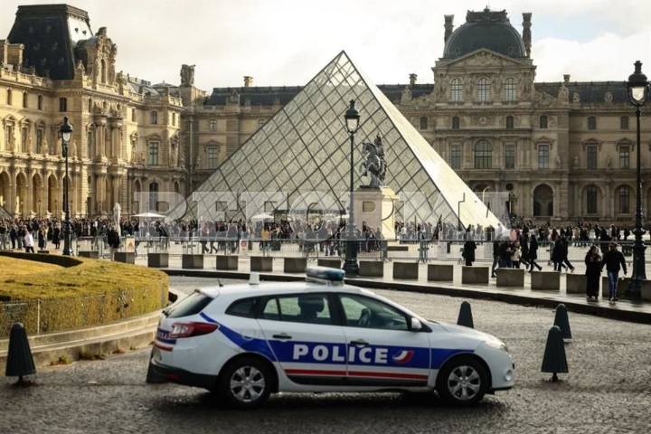 Detienen a 2 sospechosos por el robo de joyas en el Louvre
