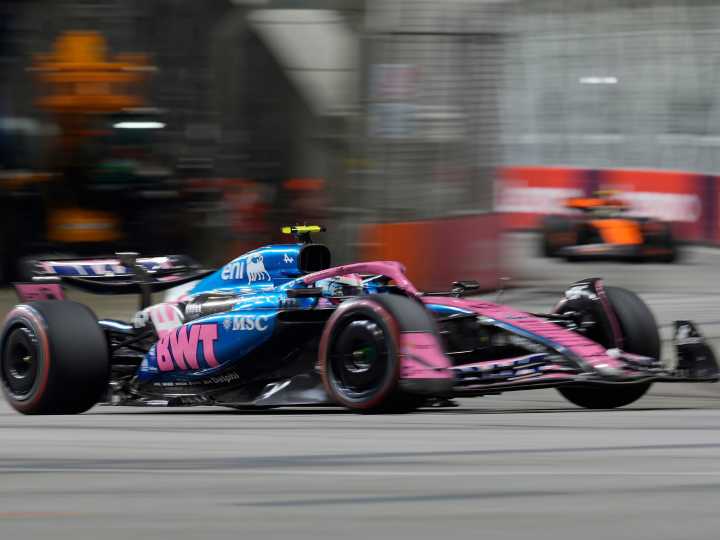 Franco Colapinto sufrió con su Alpine en un accidentado viernes para el GP de Singapur: banderas rojas, chispazos y hasta un choque en la calle de boxes