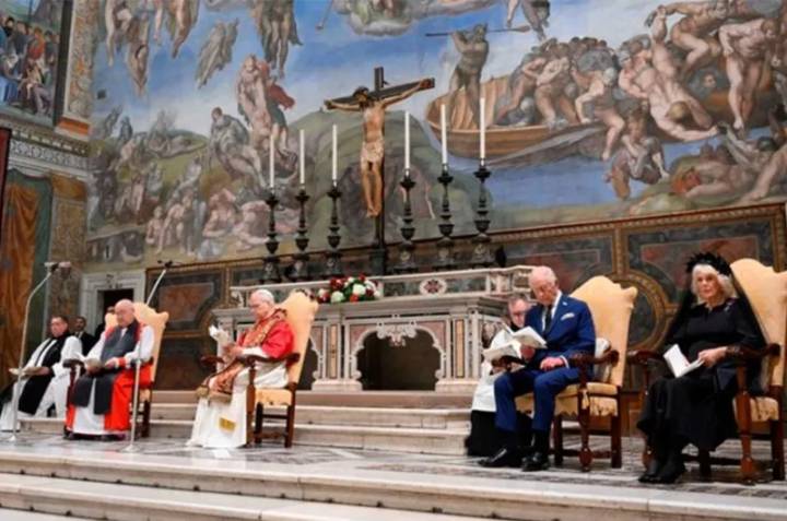 El rey Carlos III rezó con el Papa en la Capilla Sixtina
