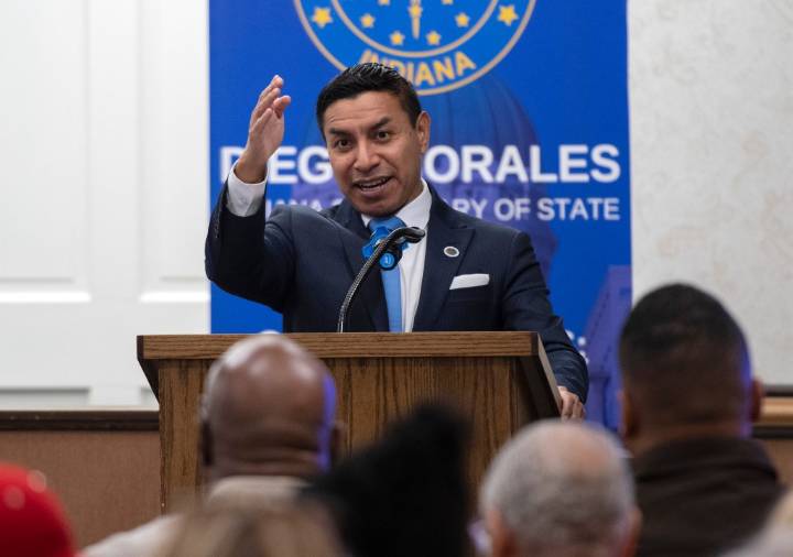 Secretary of State Morales travels to Munster to talk election studies