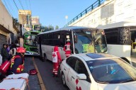 Choque entre dos autobuses y un taxi deja más de 10 lesionados en Toluca