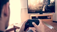 Joven de 19 años mata a puñaladas a su madre; tuvo el cuerpo en su casa mientras jugaba videojuegos