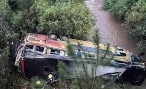 Tragedia en Misiones: un micro de larga distancia cayó a un arroyo