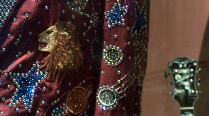 Hundreds of Amish Pay Tribute to Glen Campbell by Parading Around Town in Rhinestone Suits