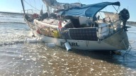 Arribo inesperado: tras un naufragio, familia argentina llega a playa de Matamoros
