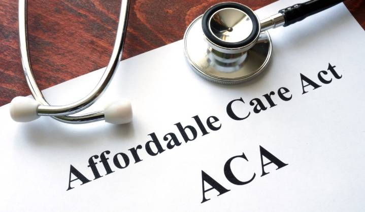 Ante el previsible aumento de primas, estadounidenses se preguntan si será más barato pagar atención médica sin seguro