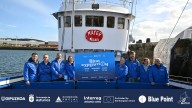 La Blue Expedition fondea en Asturias para visibilizar la contaminación por plásticos