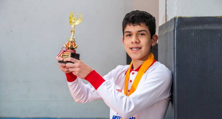 Vida de genio Jordan Juscamaita ganó la Medalla de Oro en la Olimpiada Mundial de Astronomía. Compitió con más de 90 estudiantes de diferentes países del plane...