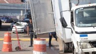 Camión de hielo vuelca y cae sobre auto al sur de Mazatlán; mujer resulta lesionada