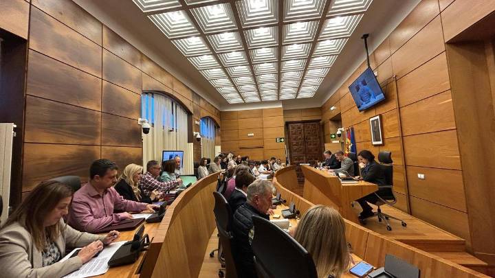 La tasa por utilizar las instalaciones de El Bayu enfrenta a PP y PSOE en el pleno de Siero, con acusaciones de "cacicada" por parte de los populares