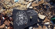 El macabro hallazgo de un municipio alicantino: lápidas y crucifijos del cementerio arrojadas entre escombros en una parcela municipal