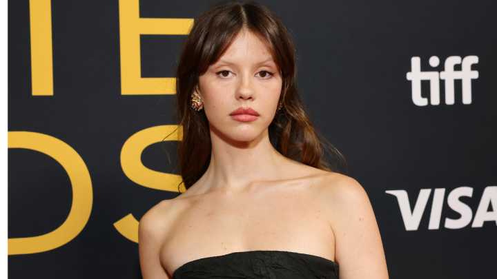 El look de invierno de Mia Goth que rejuvenece sin esfuerzo y puedes llevarlo a cualquier edad
