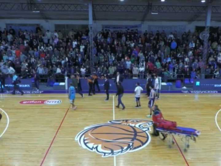 Susto en la Liga Nacional: juvenil de Atenas se desmayó en la previa de un partido