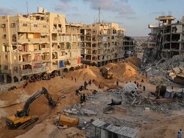 Miembros de Hamas colaboran con la Cruz Roja para localizar los 13 cuerpos de rehenes israelíes que aún quedan en Gaza