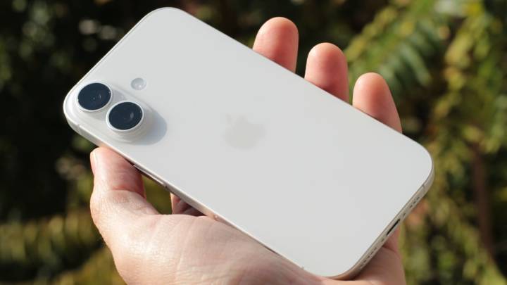 Apple iPhone 17 review: Stuck in the middle with you