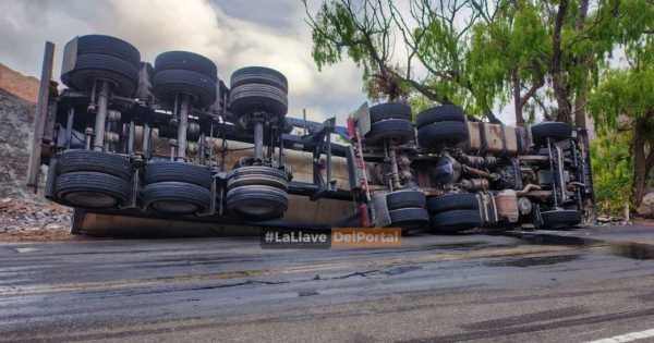 [URGENTE] Volcó un camión de combustible en Ruta 51: el chofer tuvo que ser rescatado