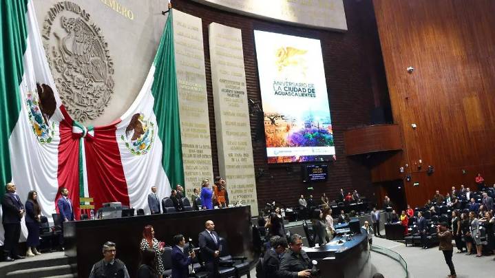 Diputados optan por sesionar a distancia pese a llamado de Monreal
