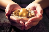 Granjero en Bolivia descubre «huevo de oro» dentro de una gallina, desatando fiebre de especulación en su pueblo