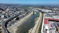 Hallan cadáver encobijado dentro de la canalización