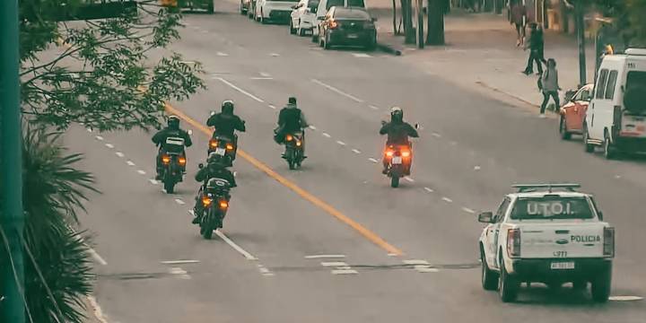 El video de la persecución en Mar del Plata luego de que un prófugo robara una moto y atropellara a un agente