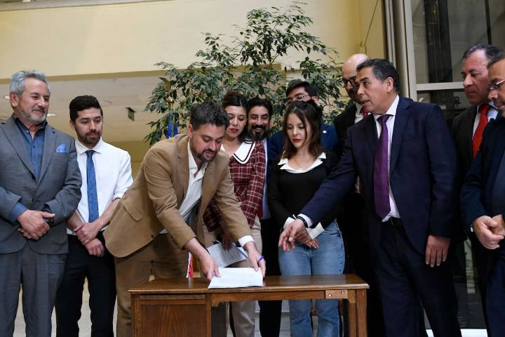 Diputados oficialistas ingresa acusación constitucional contra el ministro Antonio Ulla por conversaciones con Hermosilla
