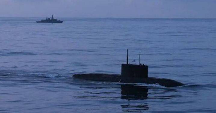 Putin's 'broken' Russian submarine mocked as it 'limps home' after Channel drama