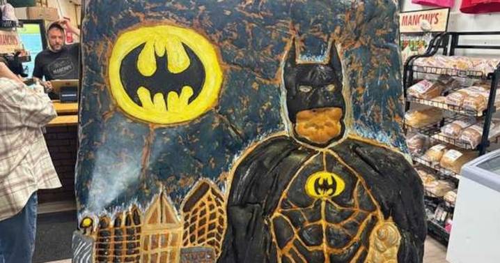 Batman-themed bread unveiled before Pittsburgh Walk of Fame ceremony