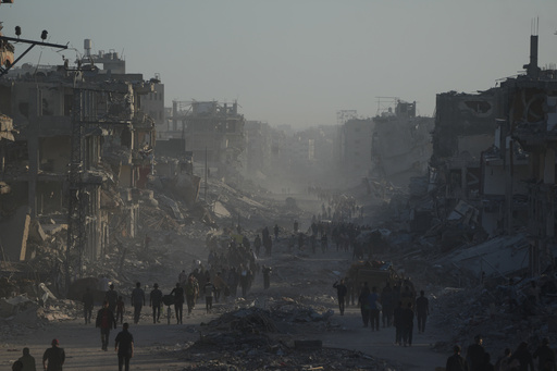 Palestinos regresan a las ruinas en Gaza, israelíes aguardan liberación de rehenes