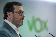Vox ve el plan migratorio del PP "muy flojo" y le acusa de querer el "camino de la equidistancia"