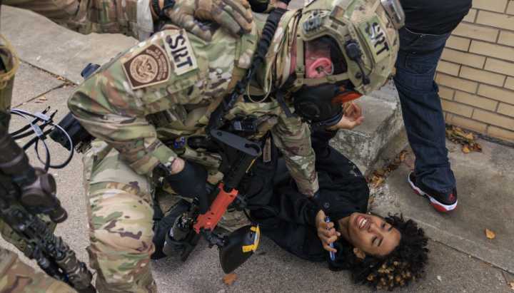 Chicago Sun-Times photojournalist talks about his viral images of federal agents tear
