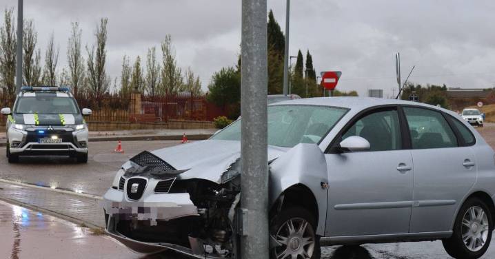 Se sale de la vía y choca contra una farola por culpa de la lluvia en la rotonda del Helmántico, en Villares de la Reina