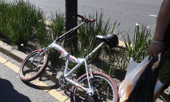 Ciclista ebrio invade carril del Metrobús y arrolla a madre e hijo en Reforma