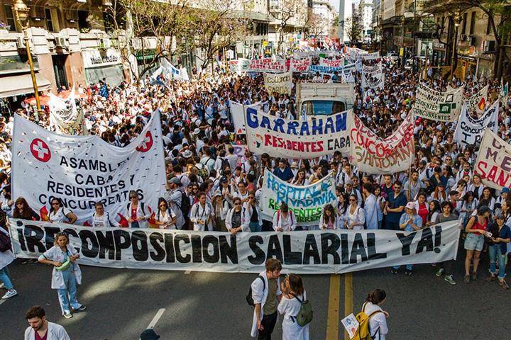 Médicos y docentes de universidades en nueva marcha a Plaza de Mayo (+Fotos)