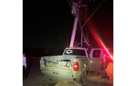 Deja sin luz a sector del suroriente tras chocar y tumbar poste de la CFE