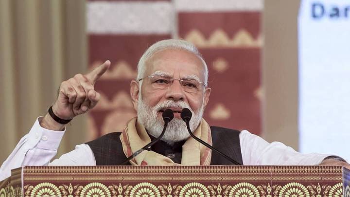 Modi says right time to invest in Indian shipping sector; meets global CEOs