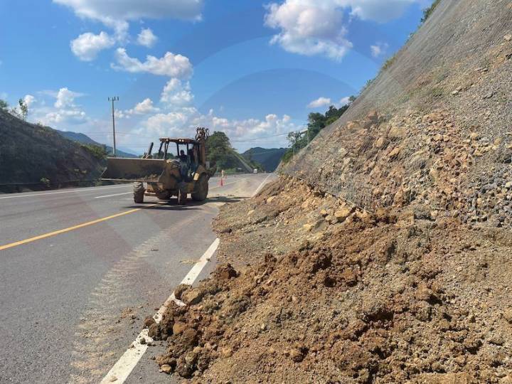 SCT retira piedras y lodo de la carretera
