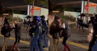 Agente del ICE rocía gas pimienta a una mujer en la cara durante protestas en Portland