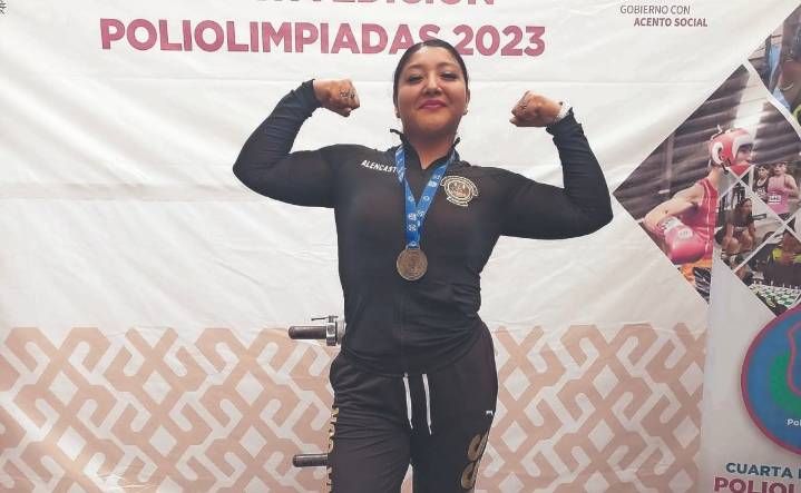 “La policía Jazmín se siente triste; nada más ven el uniforme”