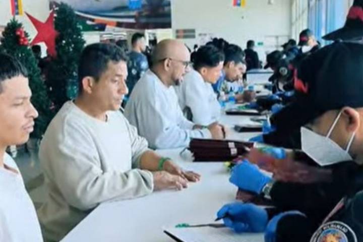 Llegaron a Venezuela 217 migrantes deportados de EEUU este #1Oct