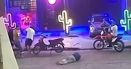 Golpeó ferozmente a hombre de 71 años y continúa libre