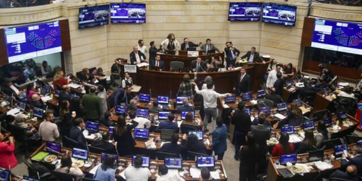 “Extorsión al Congreso”: la advertencia contra la nueva medida que busca Petro para que los colombianos paguen más impuestos
