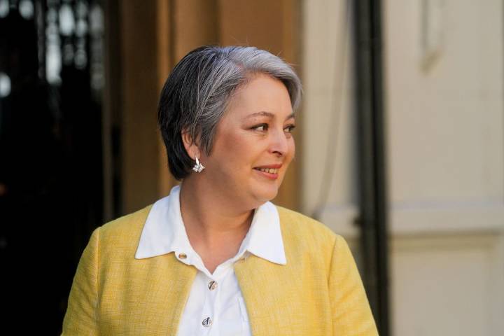 Jeannette Jara y las medidas para fortalecer la igualdad de género: desde postnatal masculino obligatorio hasta rebaja en transporte