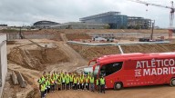 Los jugadores del Atlético de Madrid visitan las obras de la Ciudad del Deporte