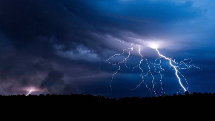 Inestabilidad atmosférica dará paso a tormentas eléctricas en tres regiones de Chile: Conoce cuándo y dónde