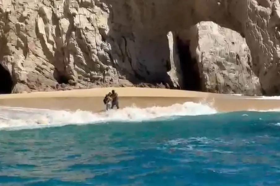 Cierran playa bajo el Arco de Cabo San Lucas por alto riesgo para turistas