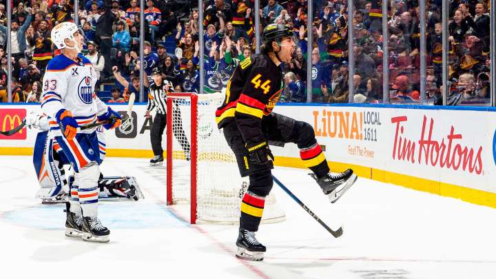 Sherwood scores 2, Canucks recover in OT against Oilers to end 3