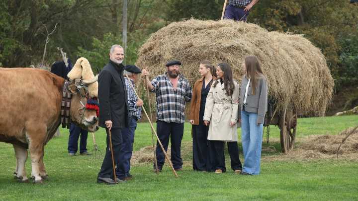 Valdesoto recibe a la Familia Real con sidra, guasa y mucho teatro