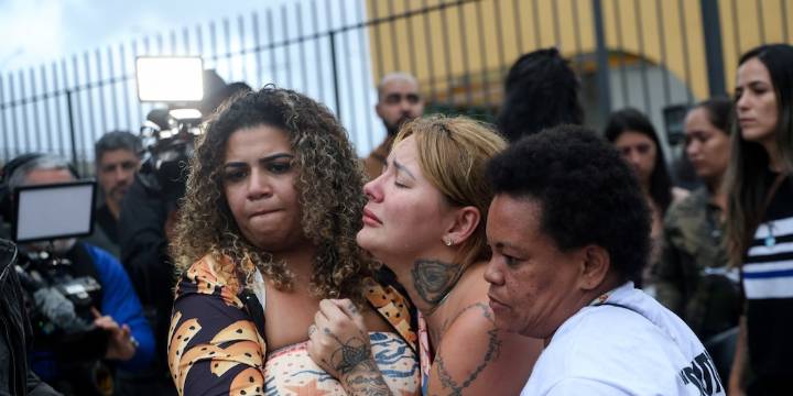 Decenas de familias colmaron la morgue de Río de Janeiro en busca de respuestas tras la redada contra el Comando Vermelho