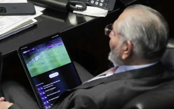 Adán Augusto López ve el futbol mientras comparece el secretario de Hacienda (Video)